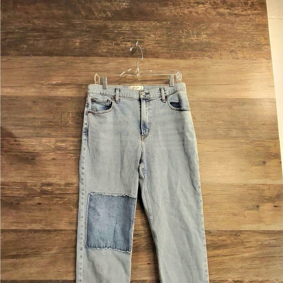 Abercrombie & Fitch Light Blue Straight Ultra High Rise 12 short Women's Jeans - Picture 3 of 7